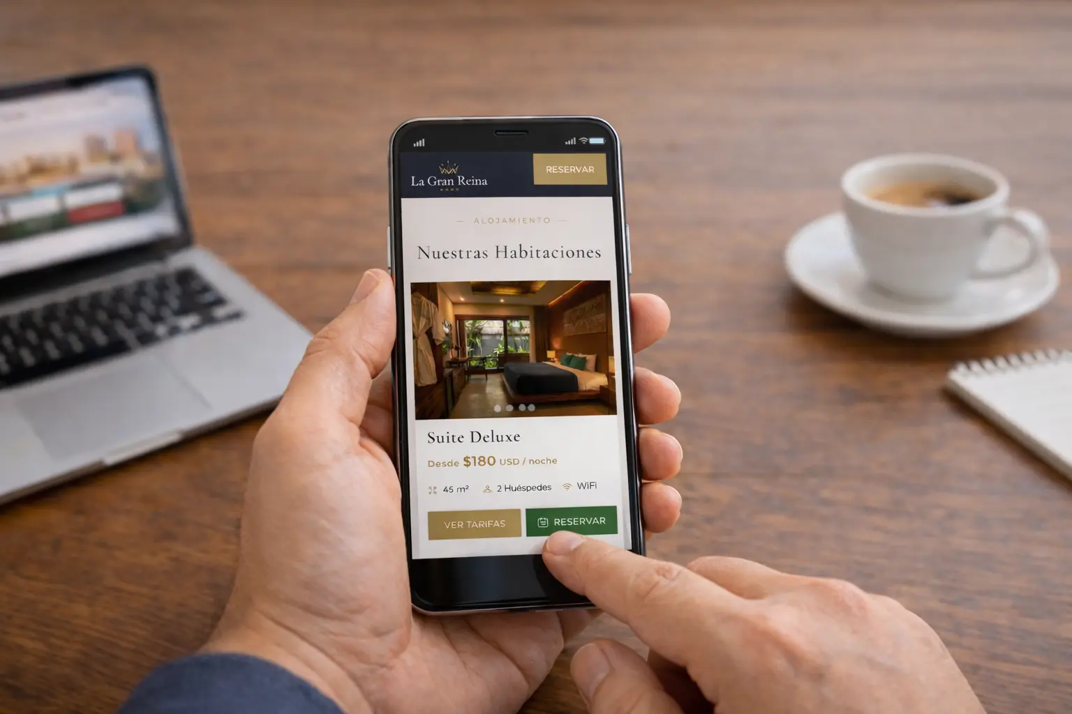 Viajero reservando alojamiento desde su celular